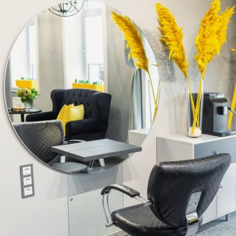 Hairstylist hydrolic chair and mirror