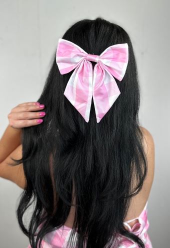 Finished Barbie hair do with a bow.